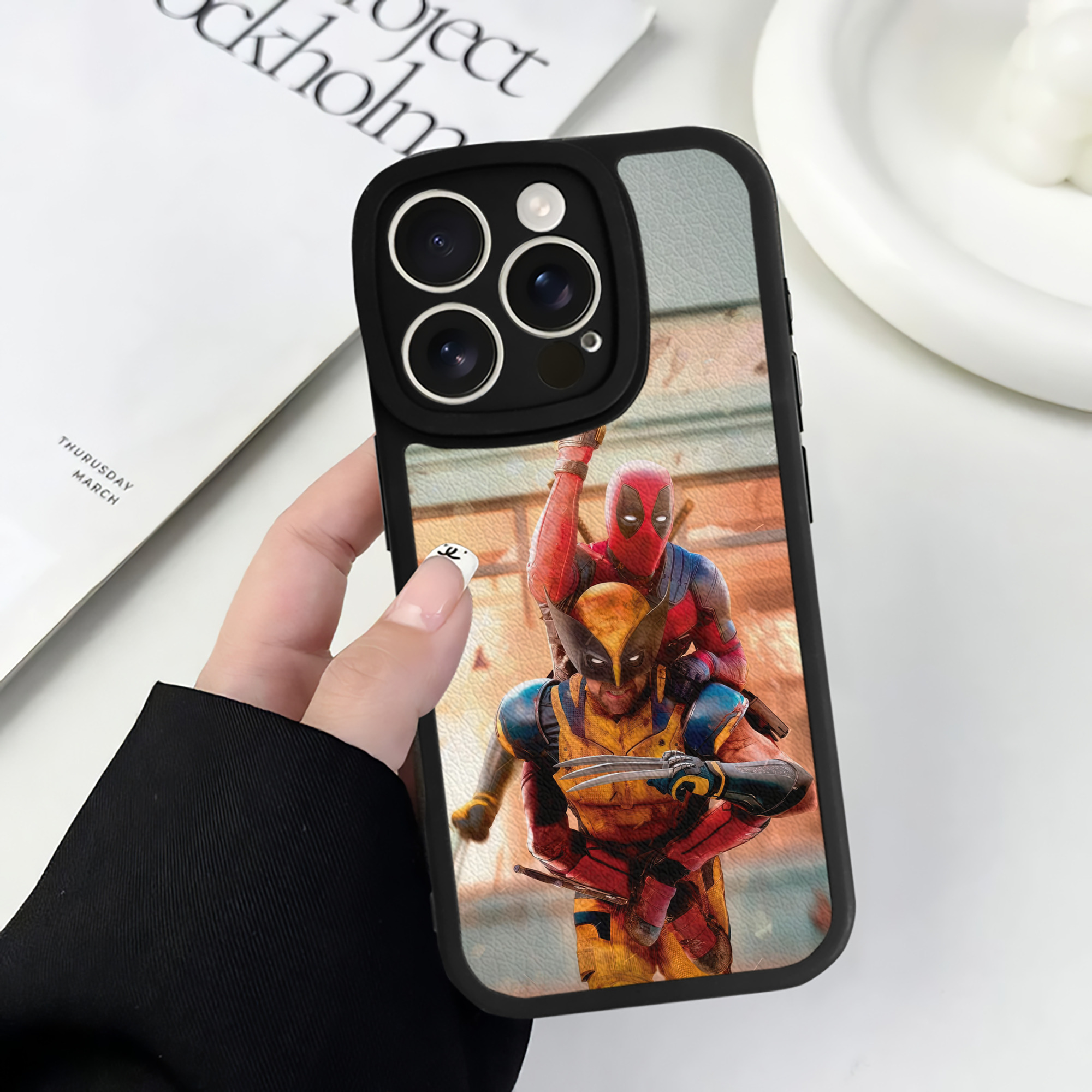 （画像用） Deadpool デッドプール 【iPhone 16シリーズ対応】シリコンスマホケース（レザー調） 材質：シリコン